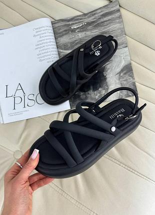 Босоніжки жіночі відкриті на вузьку ніжку, сандалі з переплетенням, на плоскій підошві, чорні