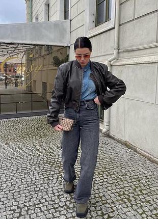 Классная черная кожаная куртка бомбер zara