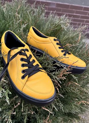 Жовті шкіряні кросівки, кеди жіночі