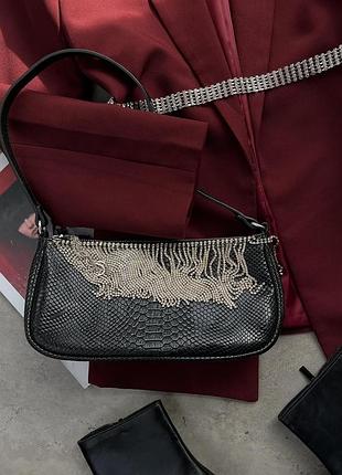 Черная фактурная сумочка багет с стразами