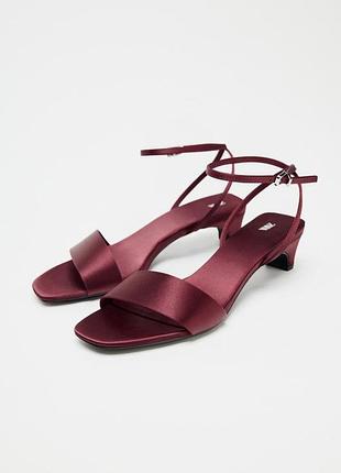 Босоножки с атласным эффектом zara