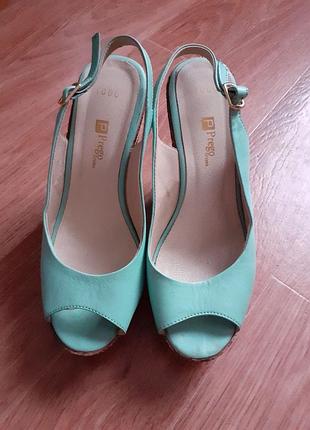 Шкіряні босоніжки