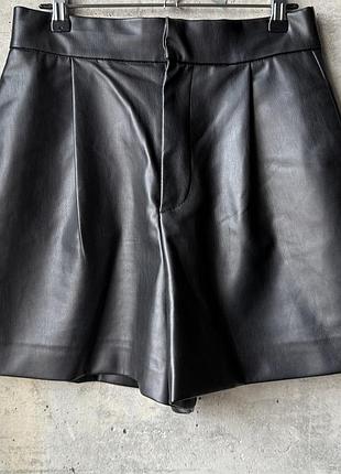 Кожаные шорты zara размера m (eu 36-38)