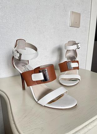 Шкіряні туфлі босоніжки на шпильці від michael kors у розмірі 38