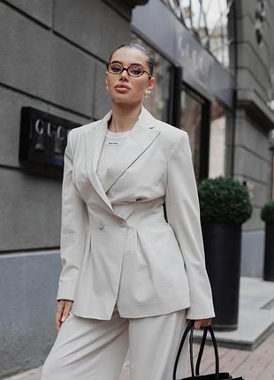 Класичний піджак приталений на гудзиках з лацканами