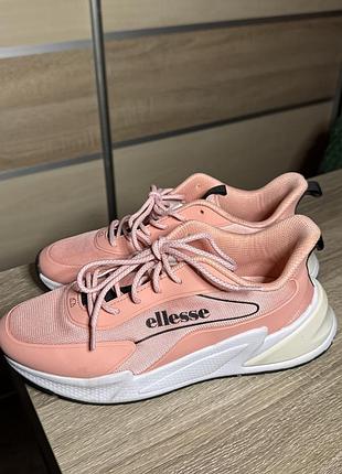 Спортивні кросівки