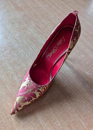 Туфли кожаные красного цвета с золотым орнаментом. новые. распродажа.