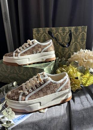 Кеди на платформі