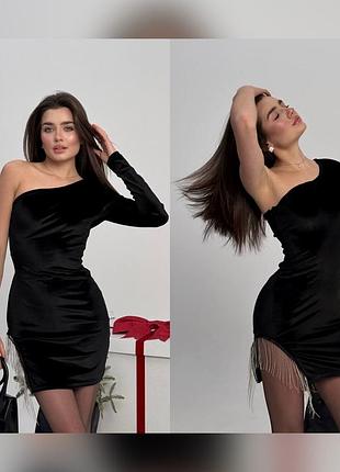 Черное бархатное платье с бахромой