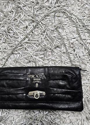 Шикарная шкіряна женска сумочка через плечо на плече от prada.