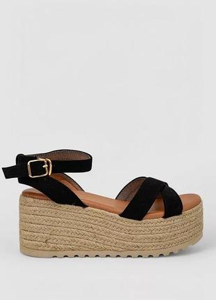 Босоніжки жіночі на плетеній платформі