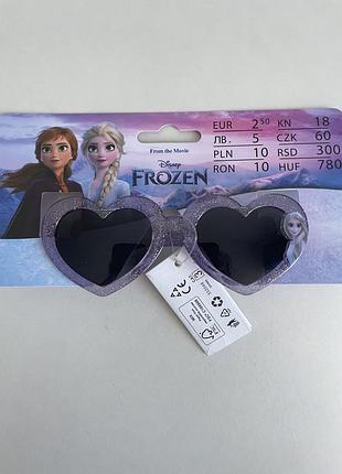 Сонцезахисні окуляри на дівчинку