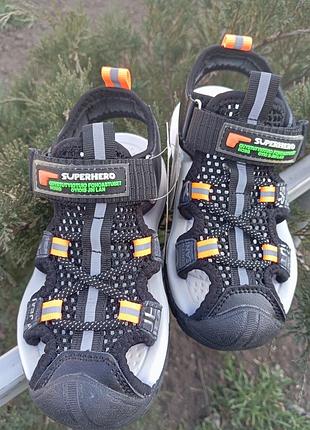 Босоніжки 26(16.5см білі), 29(18.1 см чорні)