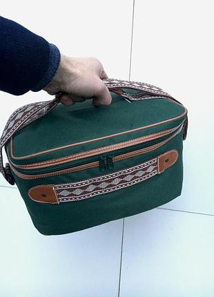 Красивая, практичная и большая косметичка для хранения всего необходимого для поездки в отпуск быкютикейс