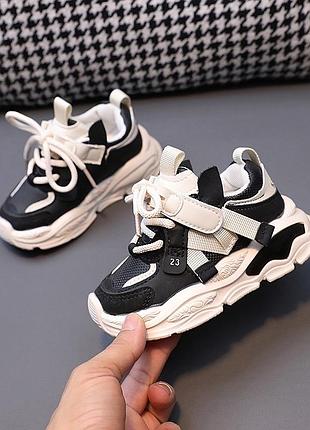 Стильные кроссовки