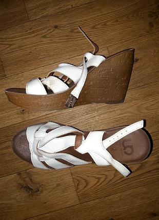 Босоножки белые