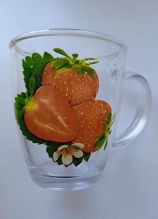 Стеклянная чашка с клубникой