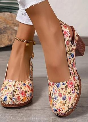 Женские босоножки