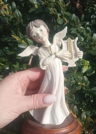 Статуэтка на деревянной базе от известного бренда capidimonte, есть клеймо