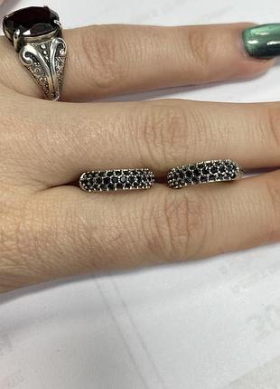 Серьги аккуратные кольца с черными камушками