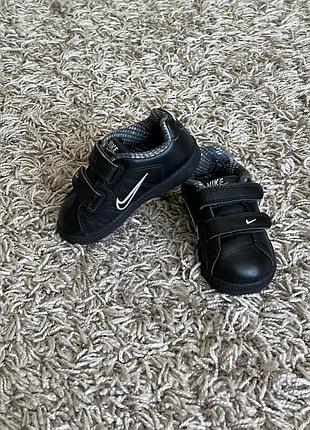 Кроссовки nike 22 размера.