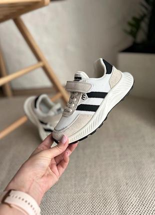 Стильні легкі кросівки