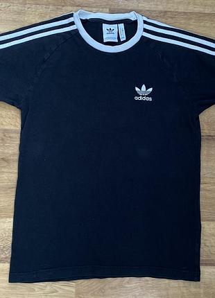 Черная adidas футболка на лампасах
