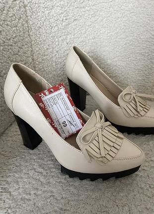 Туфлі на каблуку