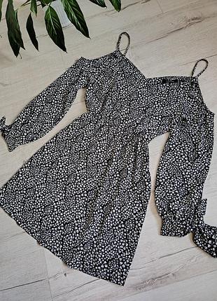 Цветочное платье с объявлениям плечами и завязками на рукавах