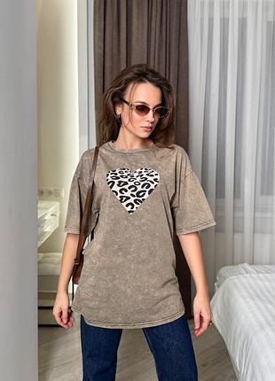 Жіноча футболка оверсайз вільного крою подовжена, варьонка з леопардовим серцем