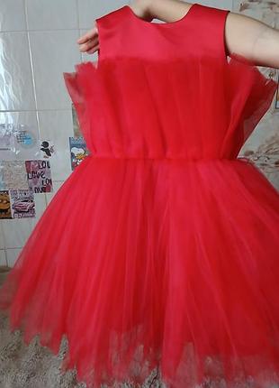 Красное платье