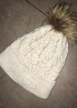 Тёплая вязаная зимняя шапка на флисе с натуральным помпоном( енот)