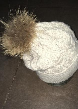 Тёплая вязаная зимняя шапка на флисе с натуральным помпоном( енот)5 фото