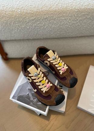 Кроссовки loewe замшевые коричневые бежевые шнурки с аксессуарами бургунди