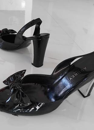 Туфли лаковые, итальянские. audrey. размер 36