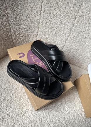 Шльопки жіночі з натуральної шкіри чорного кольору