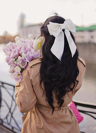 Білий бант на заколці