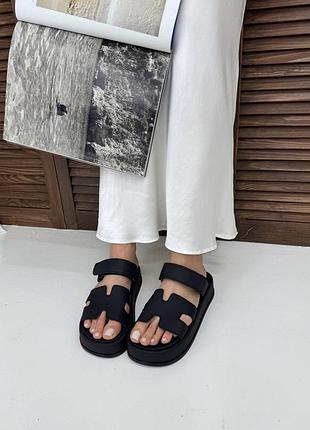 Чорні шкіряні та замшеві слайдери