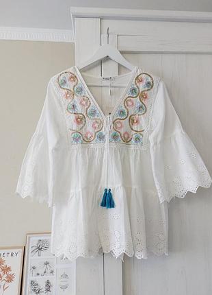 Блуза з вишивкою