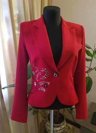 Стильний ошатний червоний піджак із вишивкою розмір 46