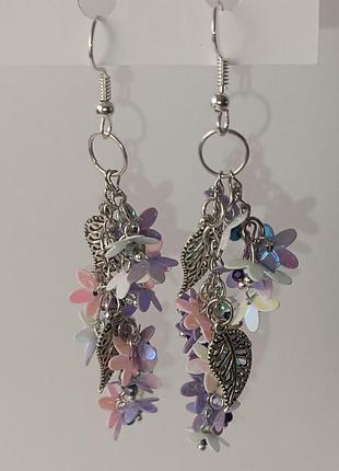 Ніжні жіночі довгі сережки із квітів ручної роботи