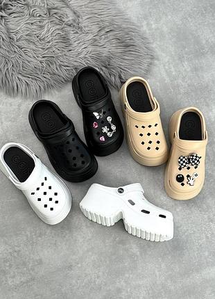 Кроксы на утолщенной подошве