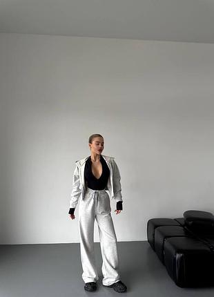 Качественный молодежный женский костюм укороченная кофта худи на молнии и широкие брюки свободного кроя стильный комплект весенний