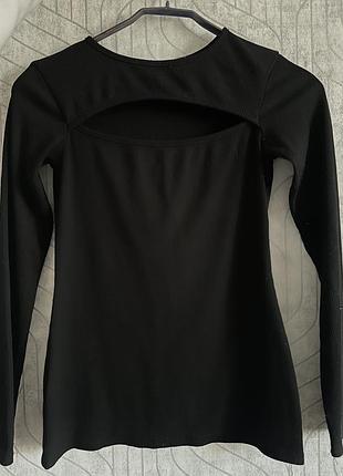Черный лонгслив с вырезом | трендовый топ