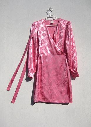Красивое розовое платье на запах с поясом атласный жаккард studio only