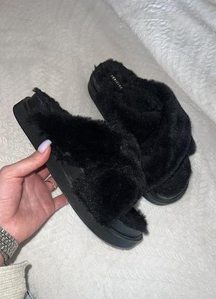 Чорні пухнасті тапочки на високій підошві medicine