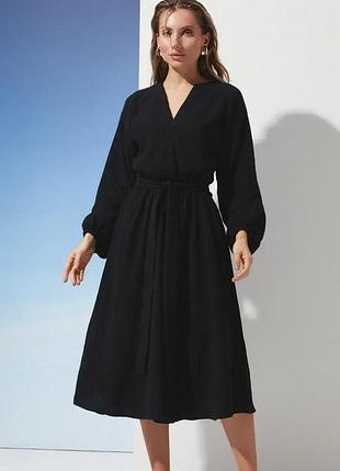Женское черное миди платье муслин приталенного кроя с поясом