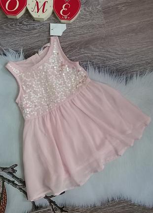 Платье праздничное украшено пайетками