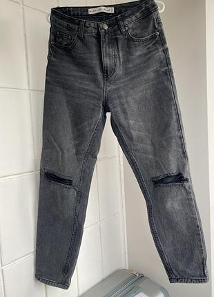 Черные джинсы высокие с разрезами на коленях