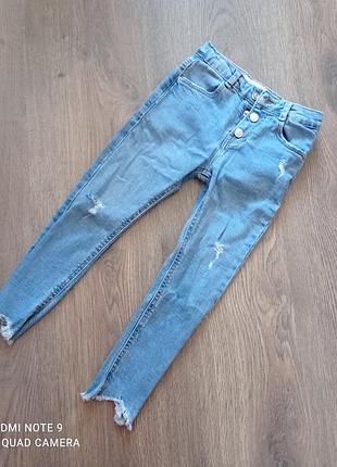 Джинсы с потертостями от зары
